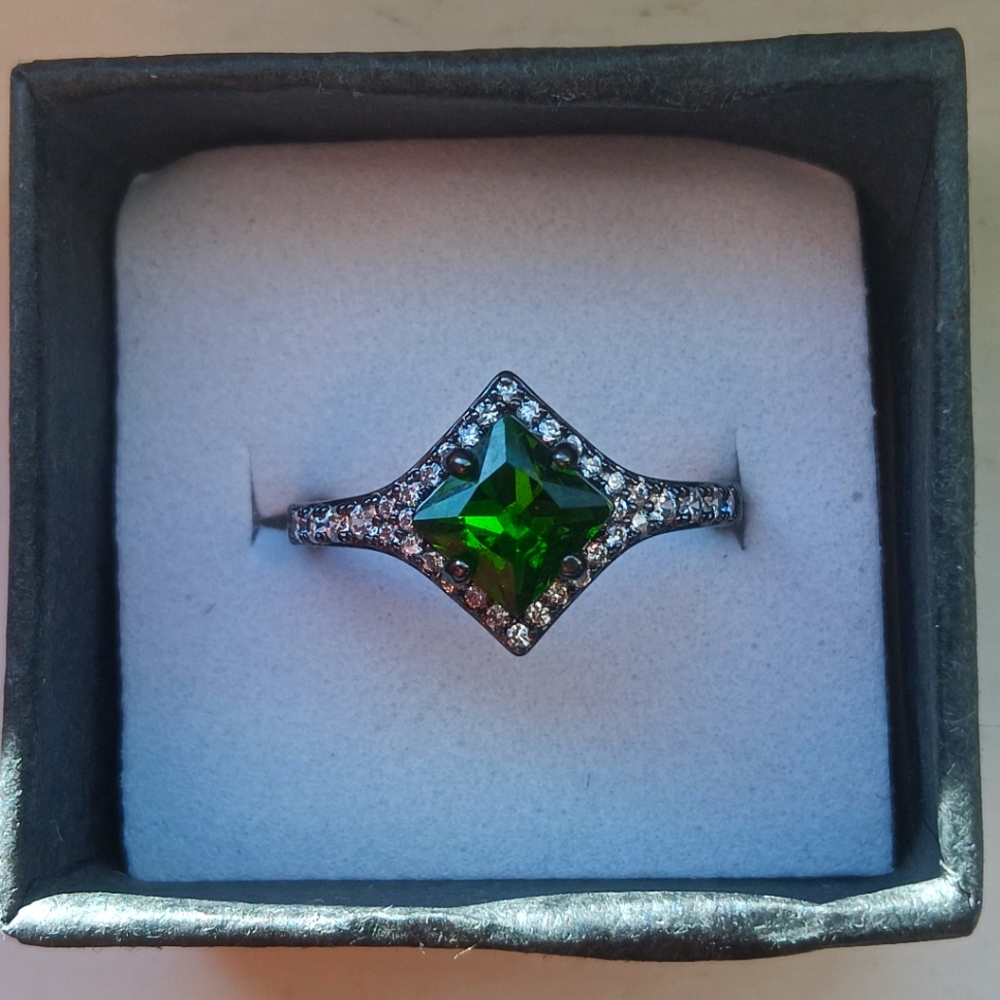 Stunning Green Emerald CZ Diamond Ring (Size 7)